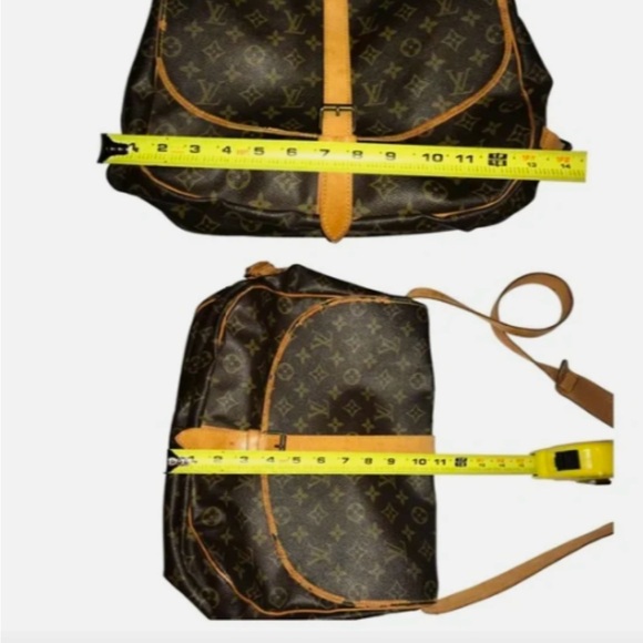 100% Authentic Vintage Louis Vuitton monogram canvas Saumur 35 Messenger
Bag - Picture 5 of 10